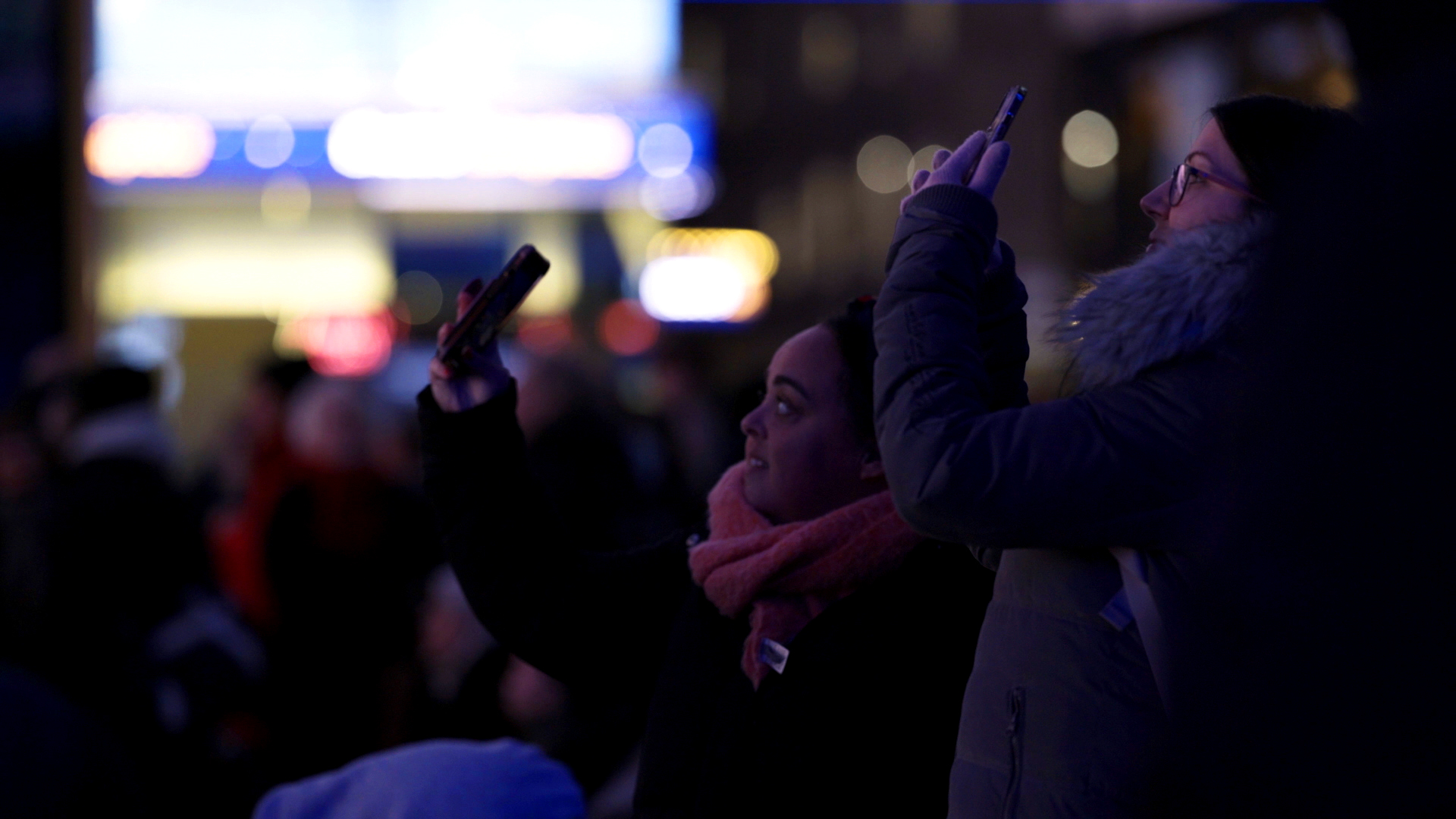 LUSH_Outernet_Crowd_01_graded