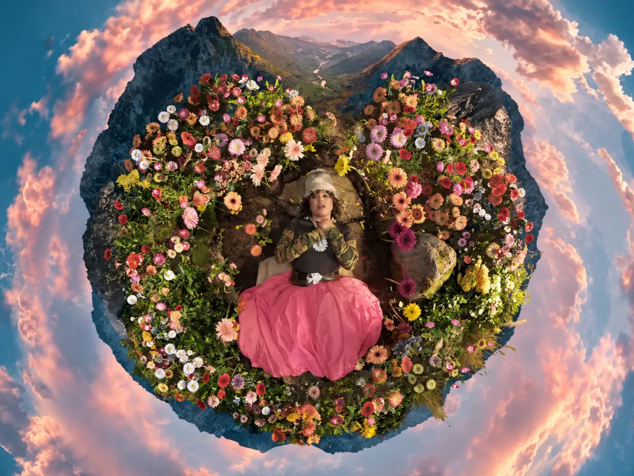 Lucky - Remi on flowers 4x3 thumbnail - Mayda