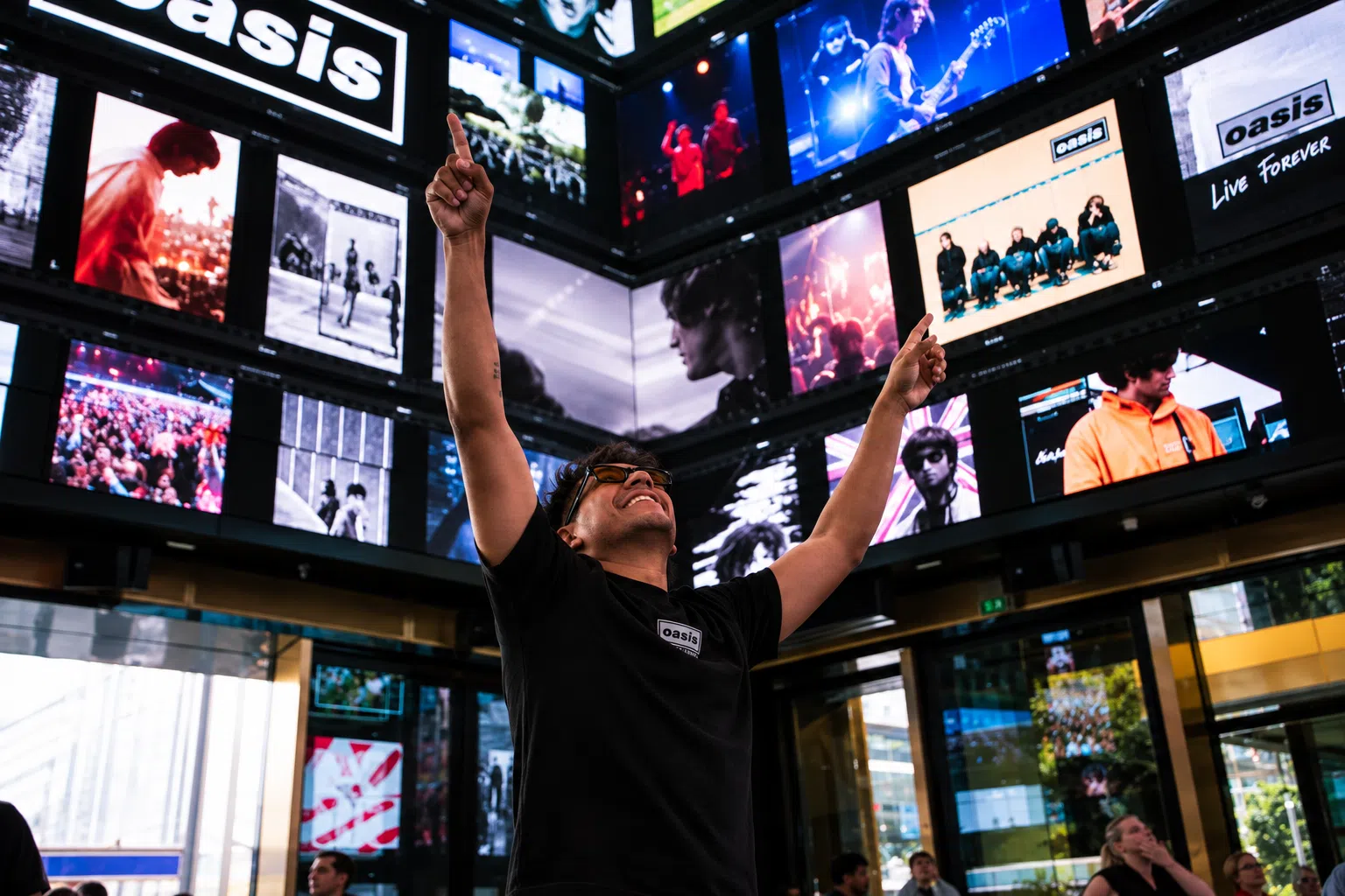 Outernet Oasis - Camera fan raising arms - Mayda